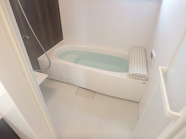 バス・シャワールーム　隣に建つ同じシリーズの参考写真です。