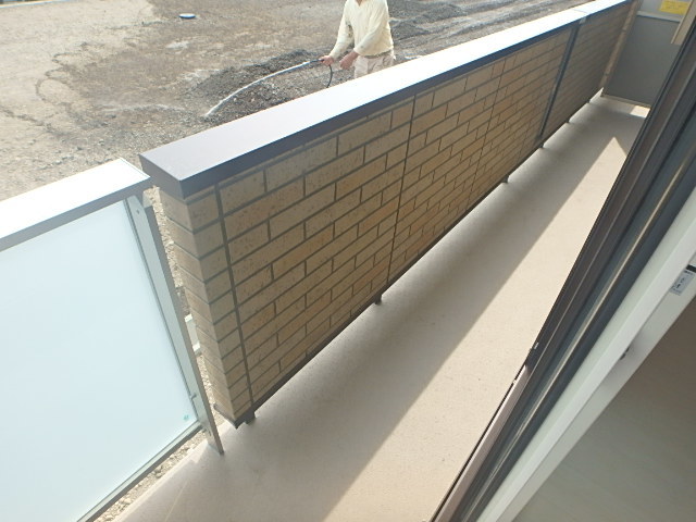 バルコニー　隣に建つ同じシリーズの参考写真です。