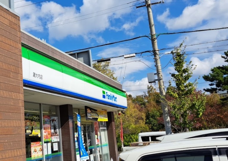 コンビニ　ファミリーマート 灘大内店（コンビニ）まで389m