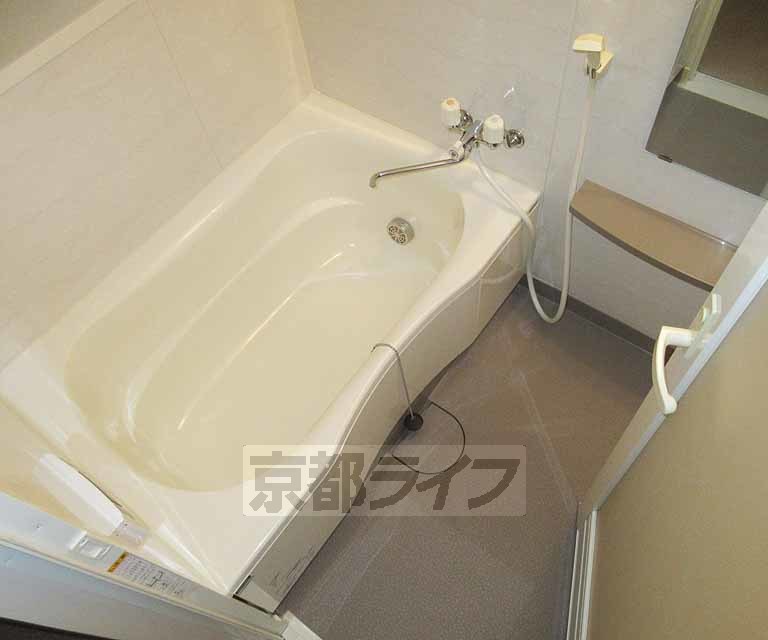 バス・シャワールーム　足を伸ばしては入れます