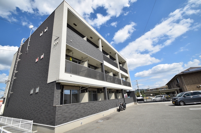 建物外観　鉄骨マンションの１Ｋ