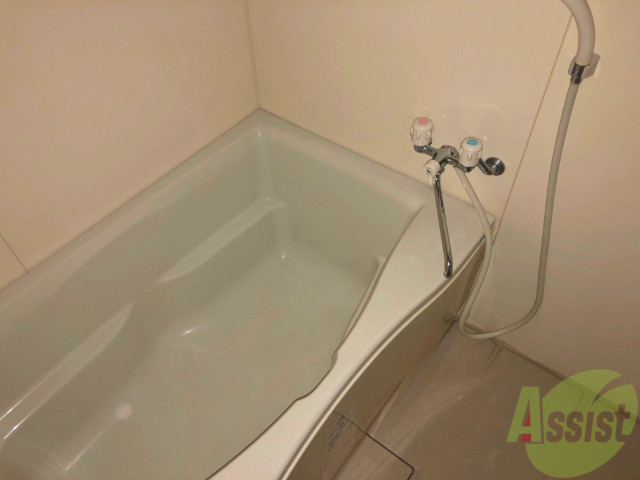 バス・シャワールーム　足を延ばせる広さです。一日の疲れを癒してください。