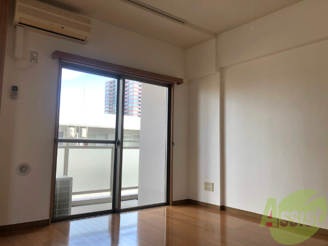 その他部屋・スペース　寝室もリビングと同じく広々していて大きいベットも置けますね