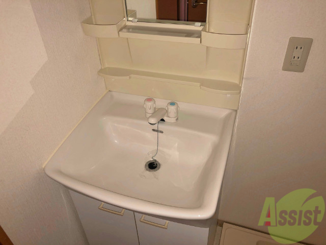 洗面設備　鏡も大きく、小物が置けるスペースがあるので使い勝手が良いです