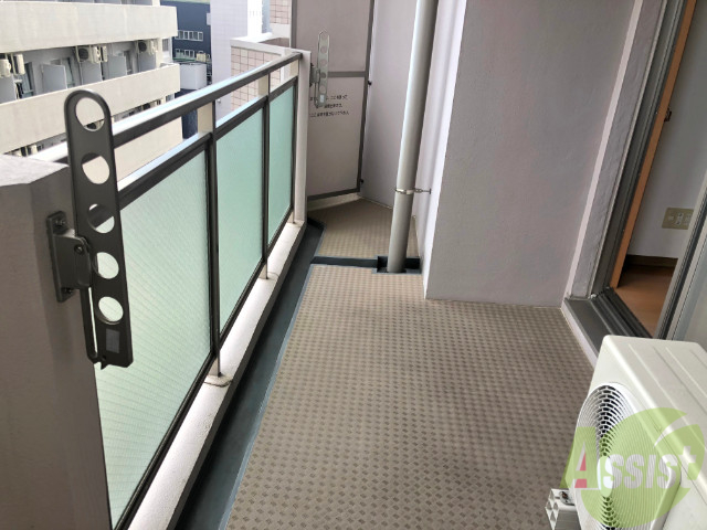 バルコニー　バルコニーはとても広く洗濯物など布団が干せますね