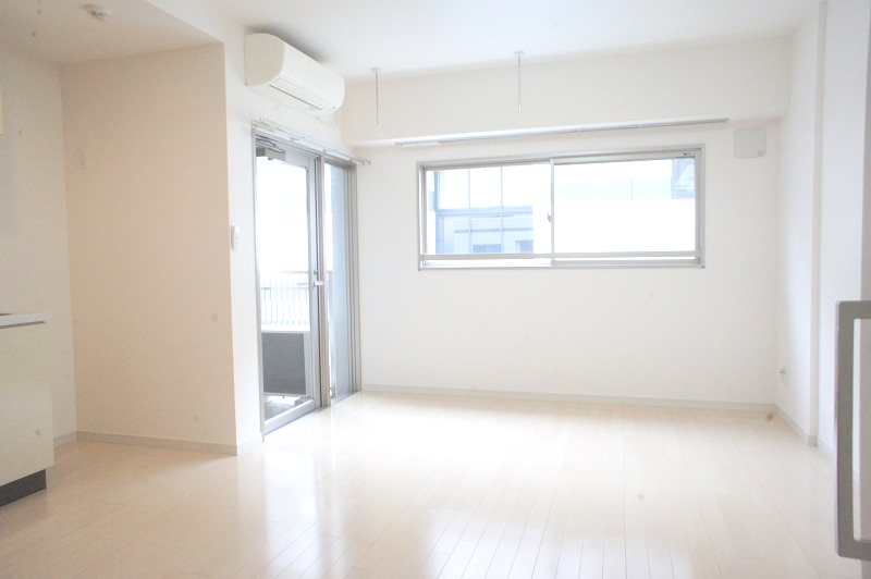 居室・リビング　白を基調としたお部屋