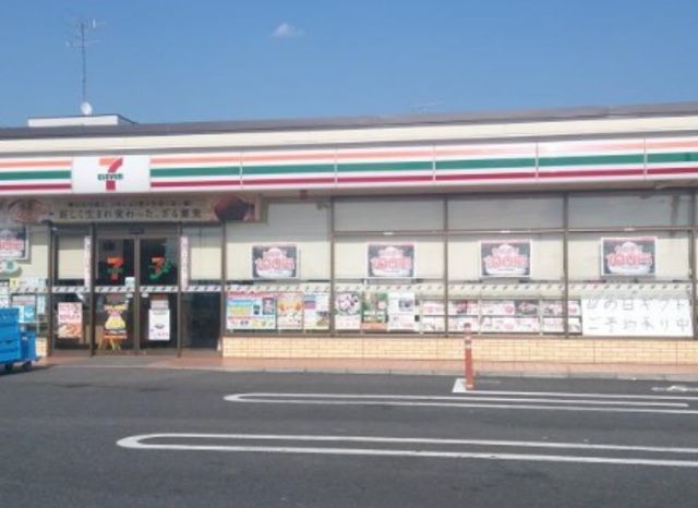 コンビニ　セブンイレブン（コンビニ）まで1040m