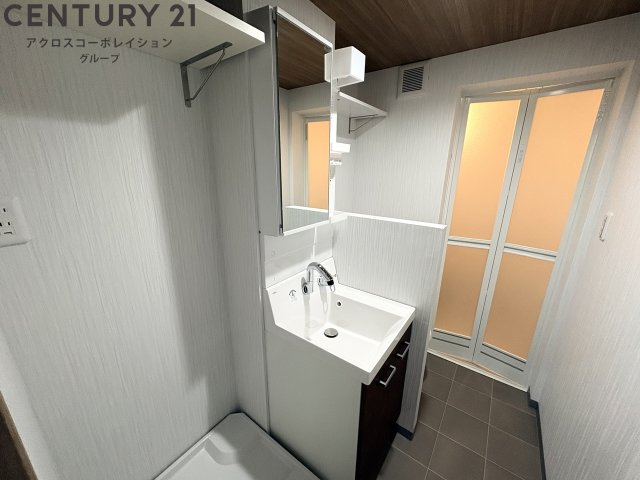 洗面設備　収納スペースある独立洗面台付き！