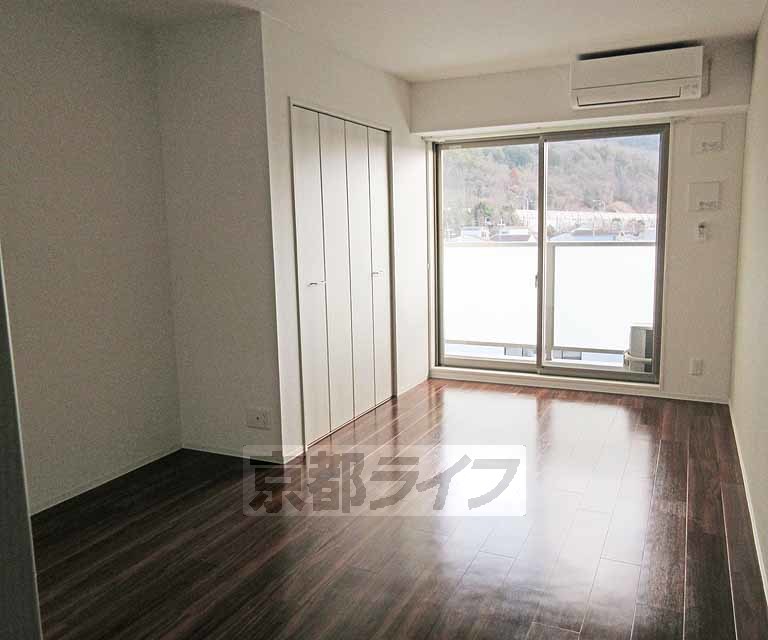 居室・リビング　シックな床色のお部屋です。