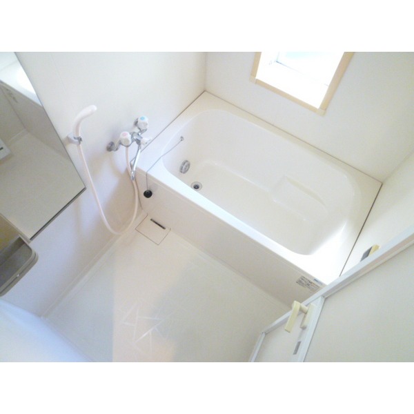 バス・シャワールーム　お風呂にも窓があり換気ができます♪