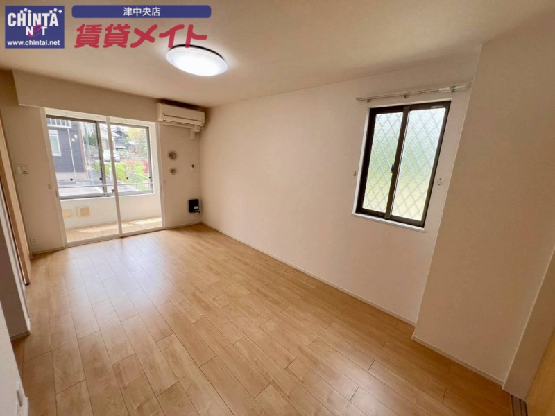 居室・リビング　同タイプの部屋写真です。