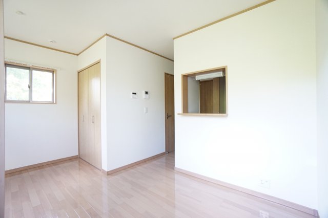 居室・リビング　※同物件・反転タイプの写真です。