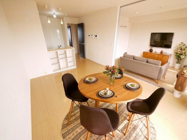 居室・リビング　CGで家具等を配置したもので家具等は含まれません