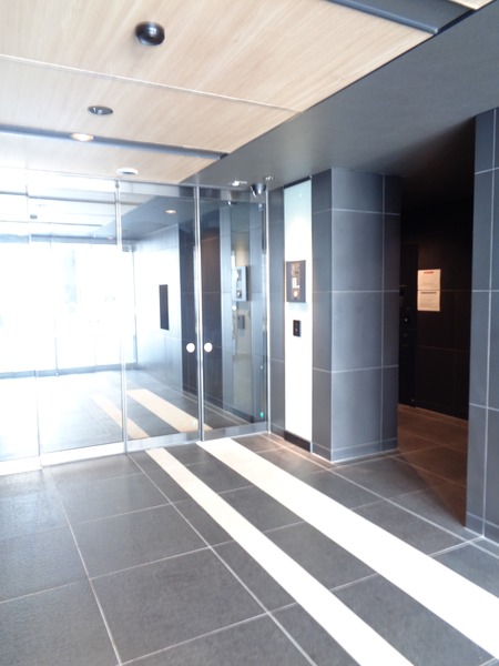 エントランス　落ち着いたエントランスです