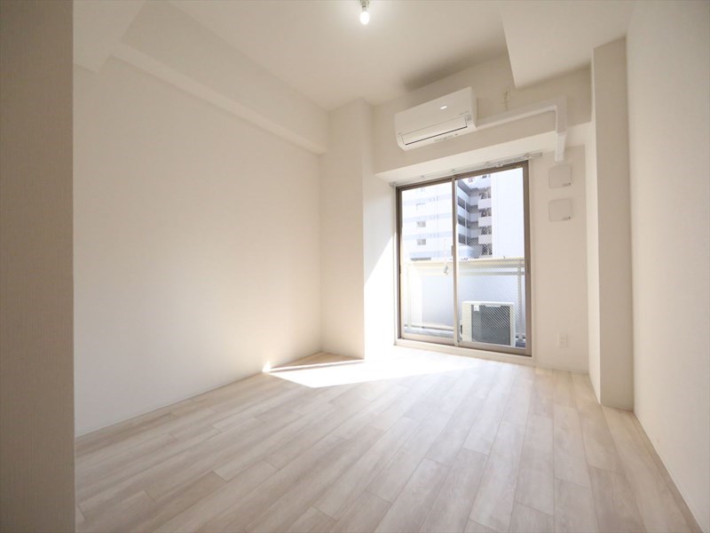 居室・リビング　洋室8帖　エアコン完備　クローゼット付　バルコニー