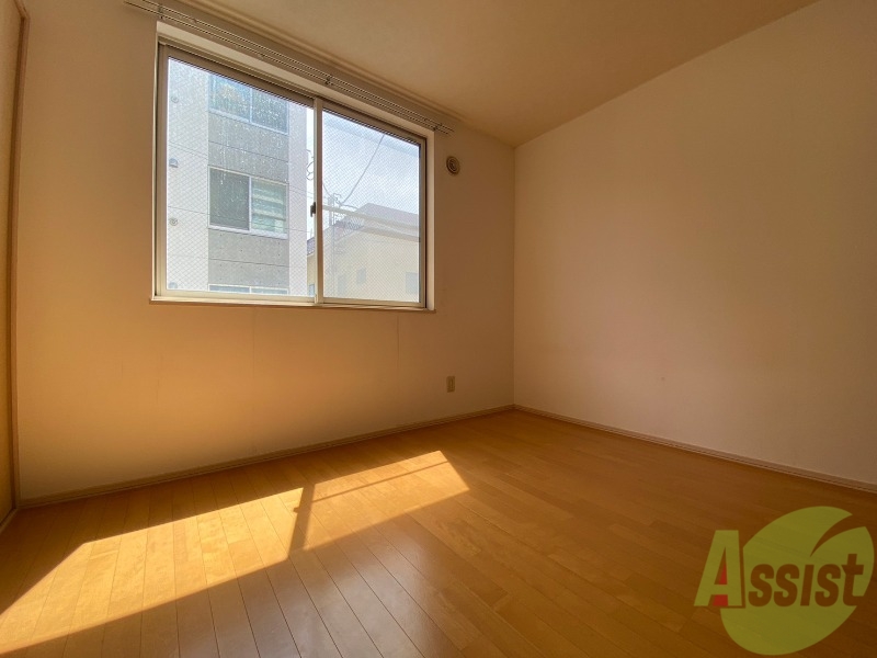 その他部屋・スペース　寝室はこちらです。光が差し込む、温かみのあるお部屋です。