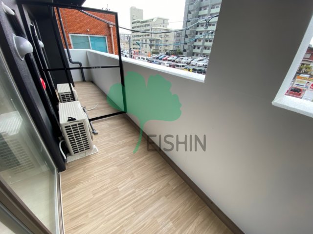 バルコニー　建設中の写真の為バルコニーの境界板は入っておりませんが現状は