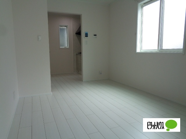 居室・リビング　※２０６号室には腰高窓がございません。