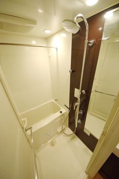 バス・シャワールーム　★シャワーヘッドがまるでホテルですね★