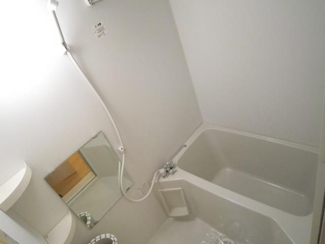 バス・シャワールーム　清潔感あるバスルームです