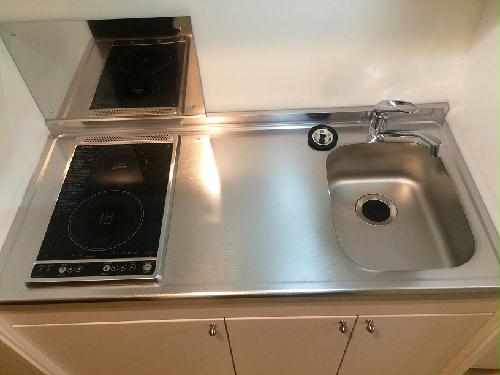 キッチン　手前側：ＩＨコンロ　奥側：電気コンロ