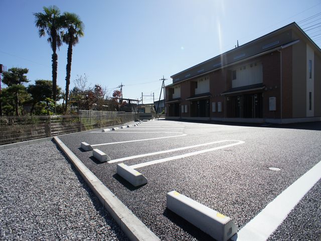 駐車場　ゆったり駐車スペース♪