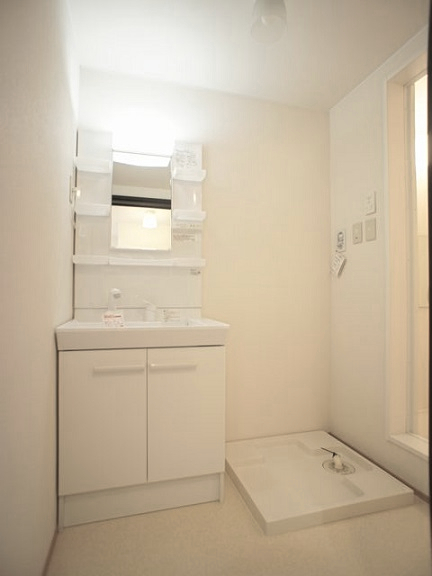 洗面設備　洗髪洗面化粧台と洗濯機置き場があります♪