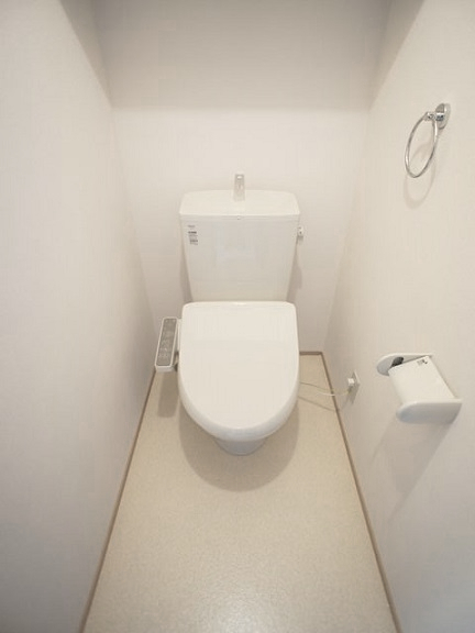 トイレ　温水洗浄暖房便座機能付きです♪