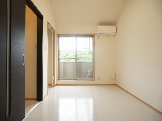 居室・リビング　採光をしっかり取り入れる窓もあり、エアコンも付いています♪