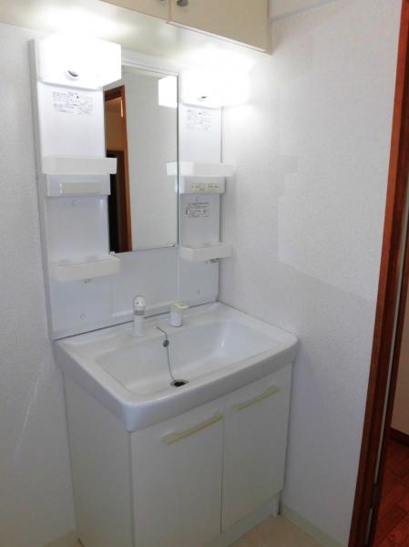 洗面設備　独立洗面化粧台。洗面所には窓付