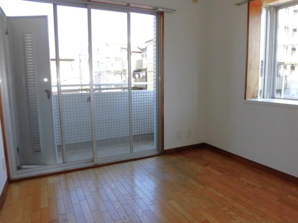 居室・リビング　二面採光の洋室約５．６帖