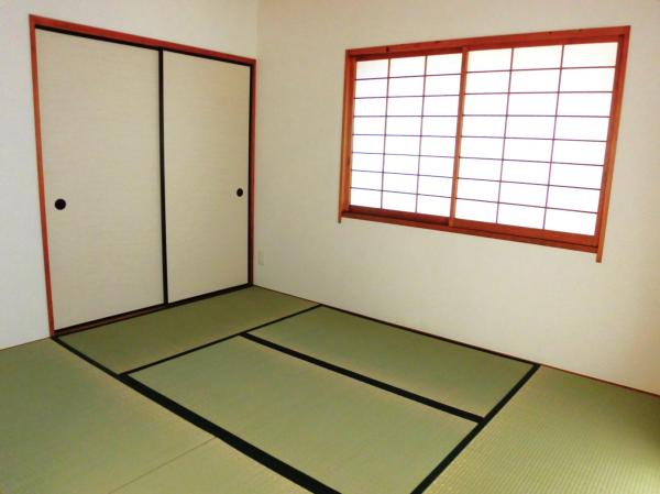 その他部屋・スペース　リビングの隣は６帖の和室です。