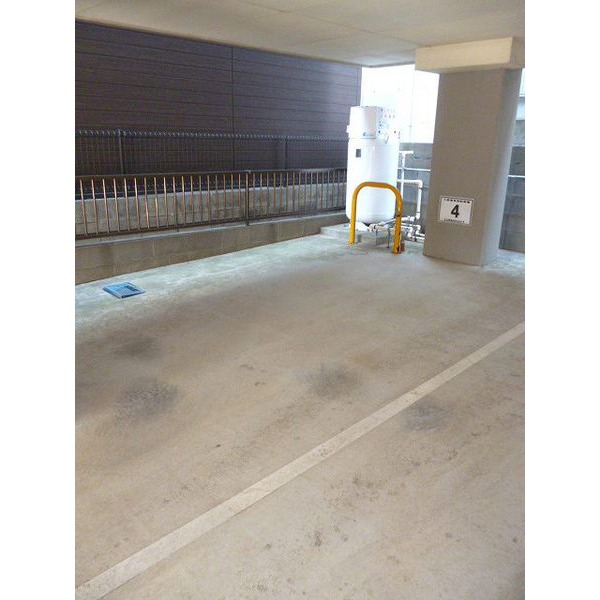 駐車場　バイク置き場屋根付き