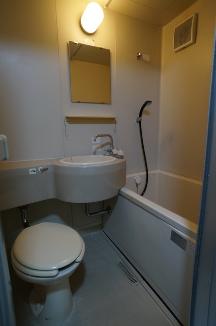 バス・シャワールーム　丸洗い可能！お掃除ラクラクの洗面台付き３点ユニットです☆