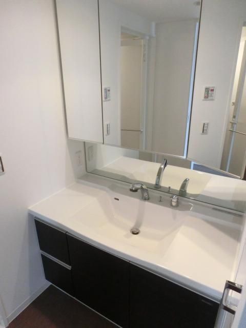 洗面設備　３面鏡付シャンプードレッサー