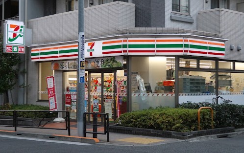 コンビニ　セブンイレブン文京湯島3丁目店（コンビニ）まで202m