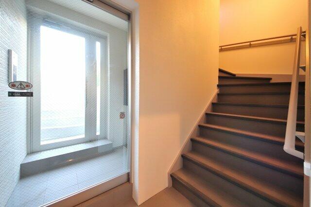 ロビー　入室が外から見えない内階段