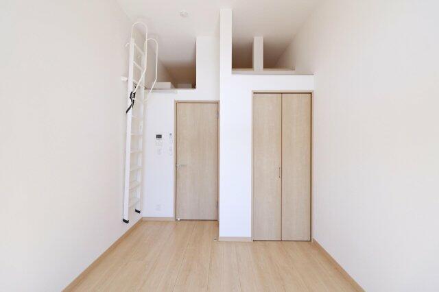 居室・リビング　解放感のある高い天井のリビング