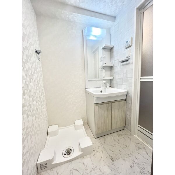 洗面設備　独立洗面台あり、毎朝おしゃれに忙しい女性の方におすすめです