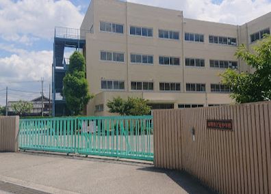 中学校　高槻市立冠中学校（中学校）まで262m
