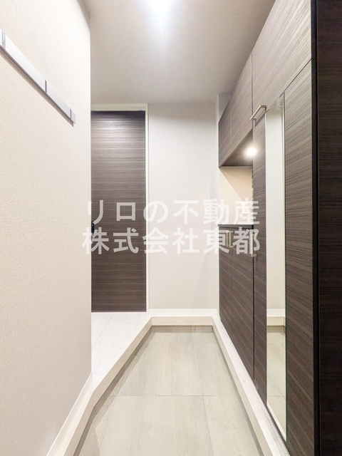 玄関　玄関には大きな下駄箱があるのでいつでもスッキリ片付きます！
