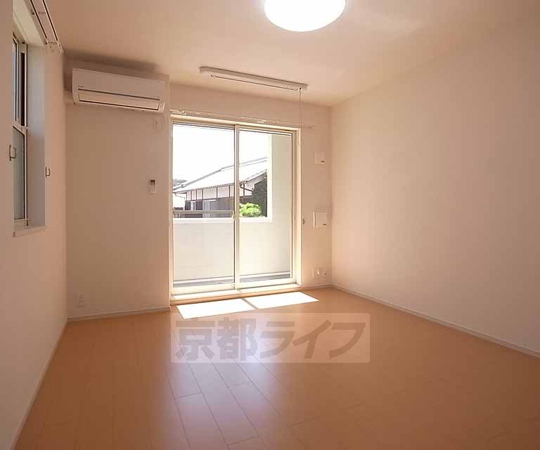 居室・リビング　南窓の明るい洋室です。