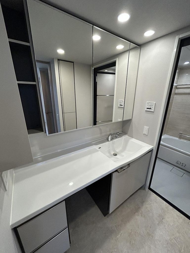 洗面設備　三面鏡裏面収納付き洗面化粧台