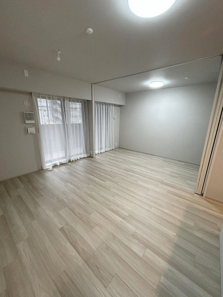 居室・リビング　LD（約10.5帖 ※温水式床暖房 ）洋室（約5.0帖）