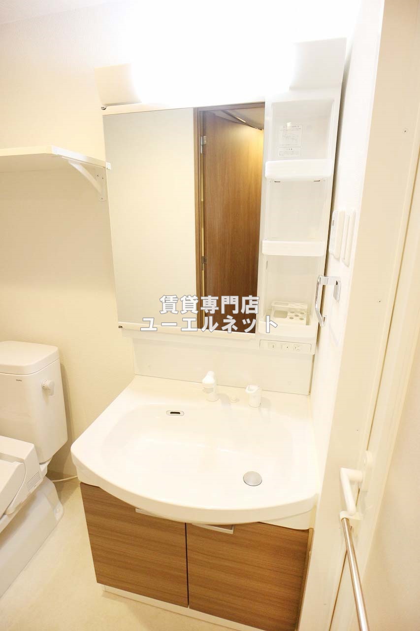 洗面設備　清潔感ある独立洗面台で毎日気持ちよく♪