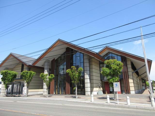 図書館　西条市立西条図書館（図書館）まで747m