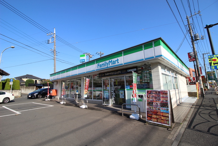 コンビニ　ファミリーマート（コンビニ）まで270m