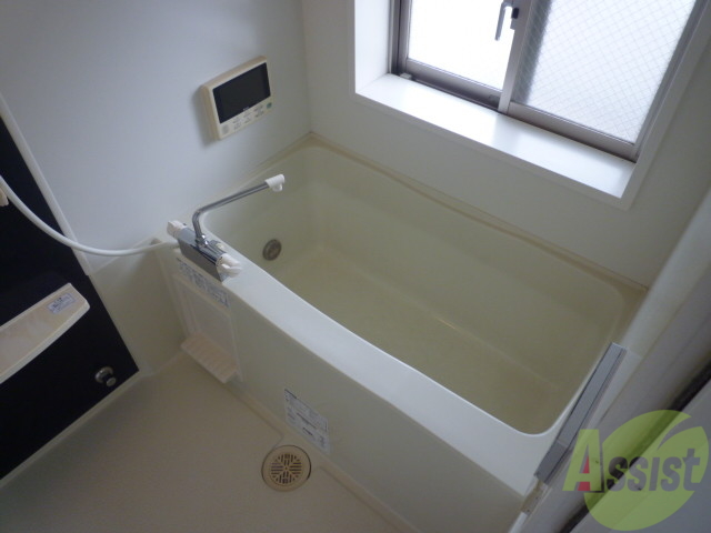 バス・シャワールーム　浴室にも窓があり、気になる湿気等の心配無用