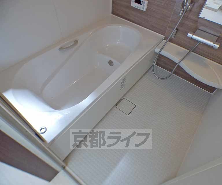 バス・シャワールーム　足を伸ばして入れそうなお風呂です。