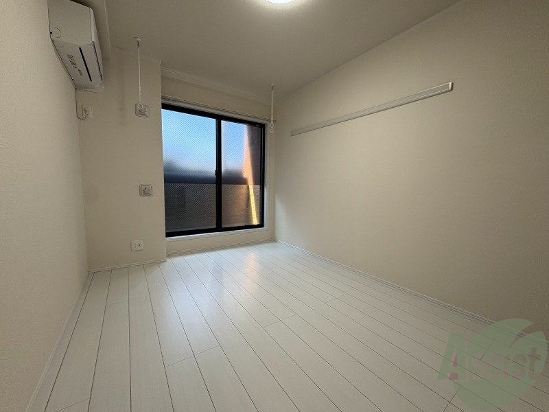 居室・リビング　西向きの大きめの窓から日差しがたっぷり入る明るいお部屋です。